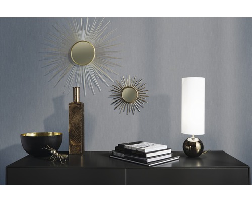 Dekoratívny interiér so zrkadlami, lampou, miskou a dekoráciou na skrinke