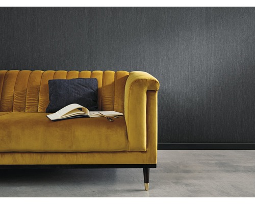 Obývacia izba so vzorovanou tapetou a žltou pohovkou