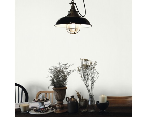 Jedálenský stôl s dekoráciou a závesnou lampou