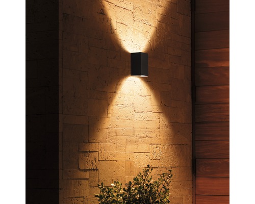 Štvorcové kovové vonkajšie nástenné svietidlo so svetelnými efektmi na kamennej stene