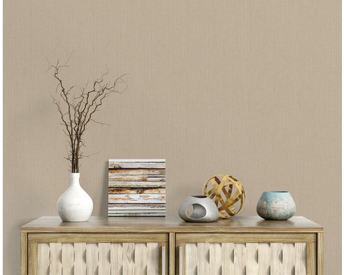 Dekoratívne predmety na drevenej skrini s interiérovým dizajnom