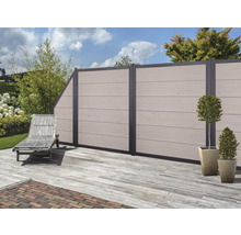 Záhradná scéna so zástenou proti pohľadom, lehátkom a rastlinami