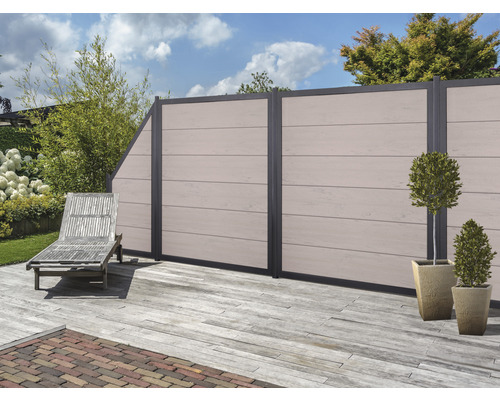 Záhradná scéna so zástenou proti pohľadom, lehátkom a rastlinami