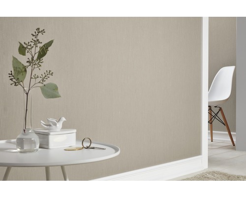 Pohľad na miestnosť s tapetou, stolom a dekoráciou