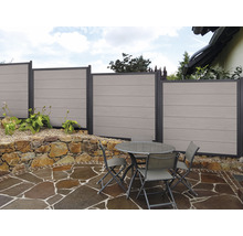 Záhradná scéna so zástenou na ochranu súkromia a sedením na kamennej terase