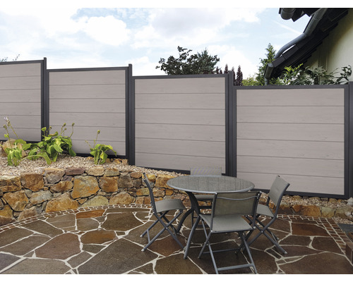 Záhradná scéna so zástenou na ochranu súkromia a sedením na kamennej terase