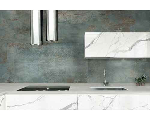 Kuchynská scéna s digestorom, drezom, varnou doskou a kuchynským nábytkom so vzhľadom mramoru