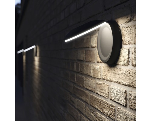 Vonkajšie nástenné svietidlo na tehlovej stene