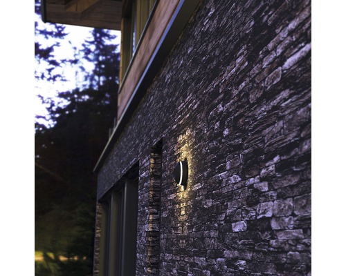 Vonkajšie nástenné svietidlo na kamennej stene