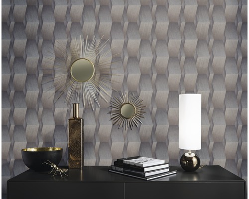 Obývacia izba s geometrickou tapetou, komodou, zrkadlami a dekoratívnymi predmetmi