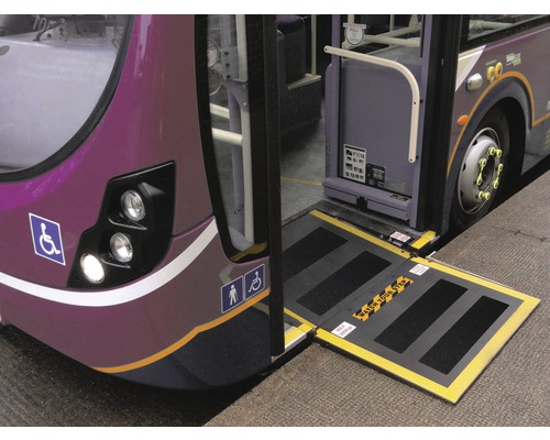 Autobus s vysunutou rampou pre invalidné vozíky
