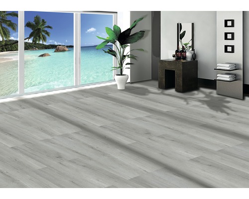 Svetlá izba s laminátovou podlahou s dreveným vzhľadom, okno s výhľadom na more a dekorácie