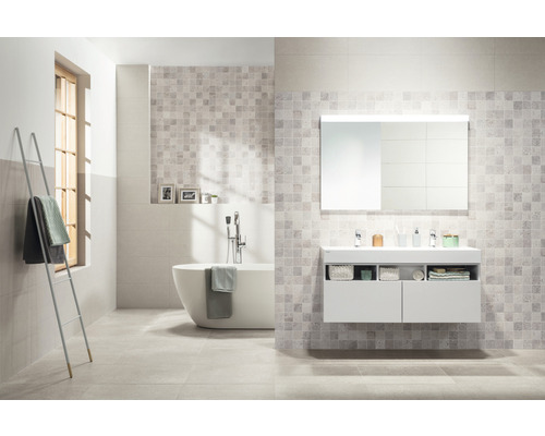 Svetlá kúpeľňa s vaňou, umývadlovou skrinkou, zrkadlom a držiakom na uteráky