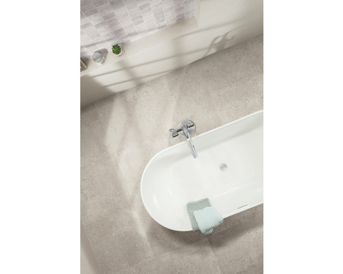 Pohľad zhora na kúpeľňu s voľne stojacou vaňou, batériou, uterákmi a dlaždicami