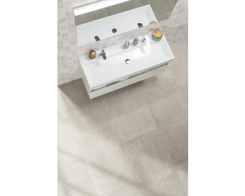 Moderná kúpeľňa s umývadlovou skrinkou, zrkadlom a obkladmi