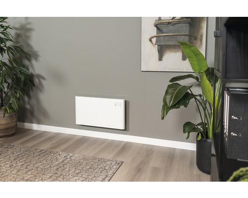 Biely nástenný konvektor na vykurovanie miestnosti v obývacej izbe