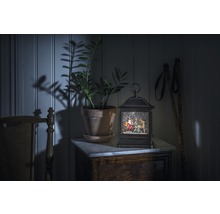 Dekoratívna snehová guľa lampáš s Santa Clausom a sobom na stole