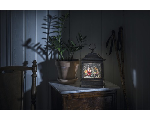 Dekoratívna snehová guľa lampáš s Santa Clausom a sobom na stole