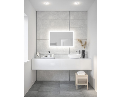 Moderná kúpeľňa s umývadlom, zrkadlom s osvetlením a stoličkou