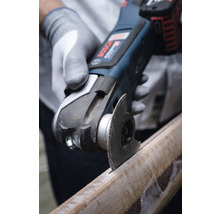 Detailný záber multifunkčného nástroja rezejúceho kus dreva