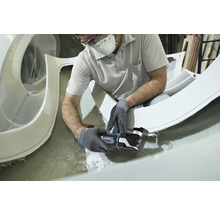 Muž používa multifunkčný nástroj Bosch na opravu