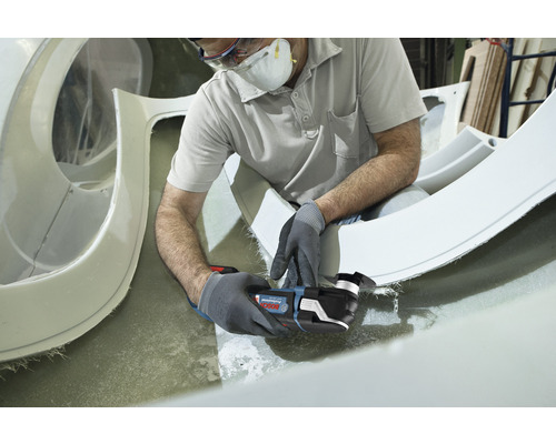 Muž používa multifunkčný nástroj Bosch na opravu