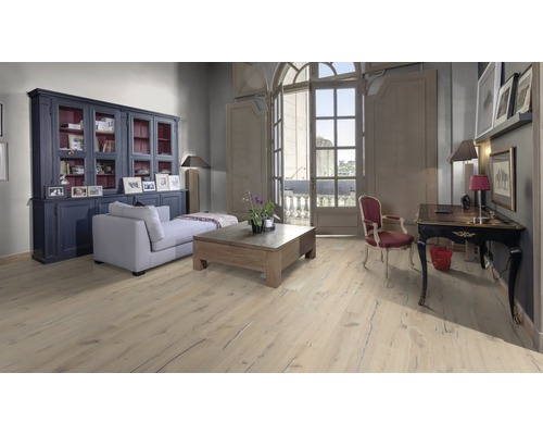 Obývacia izba s pohovkou, stolom, skriňou a svetlou drevenou podlahou