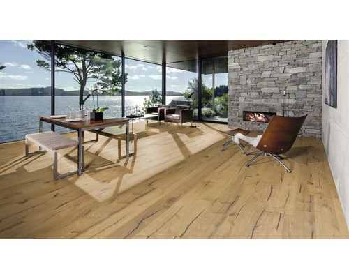 Obývacia izba s drevenou podlahou, jedálenským stolom, lavicami, kreslami a krbom