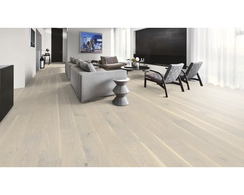 Svetlá drevená podlaha v obývacej izbe s nábytkom