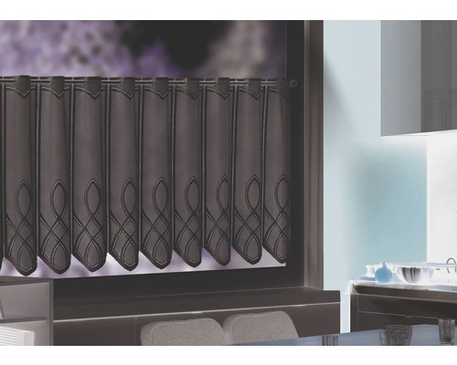 Závesný panel so slučkovým zavesením a ozdobným vzorom pred oknom