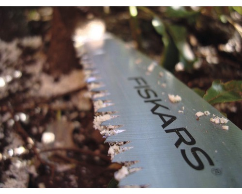 Pílový list Fiskars pri vonkajšom použití s drevenými štiepkami