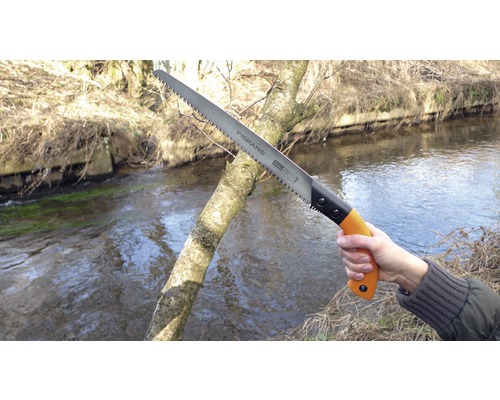 Ručná píla Fiskars pri pílení konára vonku