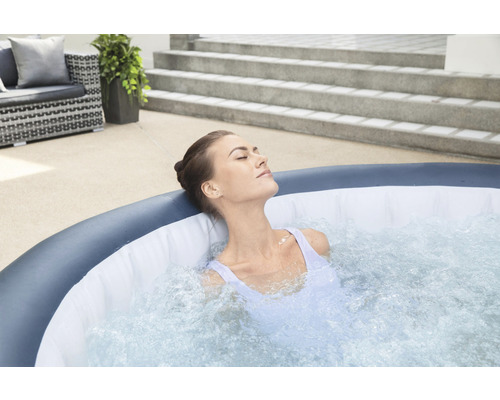 Žena relaxuje v nafukovacej vírivke v záhrade