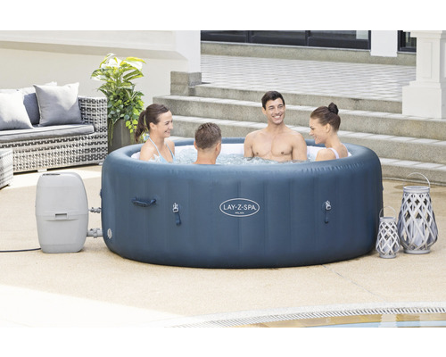 Nafukovacia vírivka Lay-Z-Spa so štyrmi ľuďmi vo vode