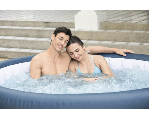 Nafukovacia vírivka s párom vo vode