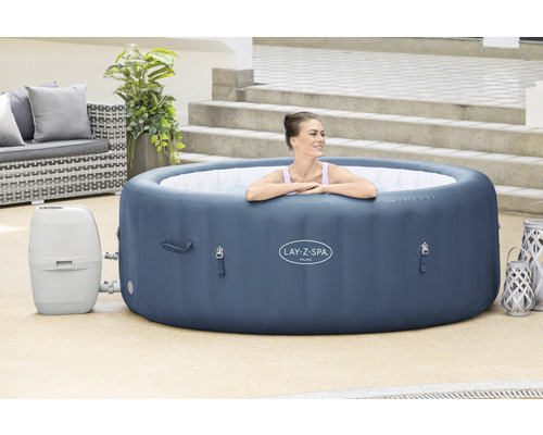 Nafukovacia vírivka Lay-Z-Spa Milan so ženou vo vode a filtračným čerpadlom