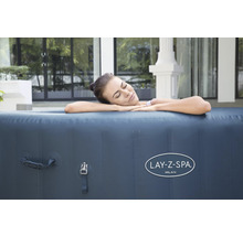 Žena relaxuje v nafukovacej vírivke Lay-Z-Spa Milan