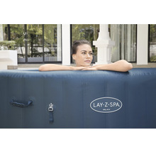 Žena relaxuje v nafukovacej vírivke Lay-Z-Spa Milan
