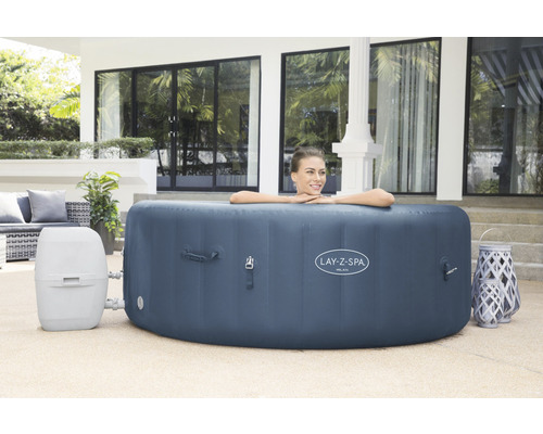 Nafukovacia vírivka Lay-Z-Spa Milan so ženou vo vonkajšom priestore