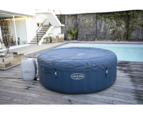 Nafukovacia vírivka Lay-Z-Spa Milan na terase vedľa bazéna