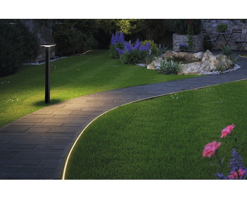 Záhradná krajina s osvetlením ciest, trávnikom a jazierkom