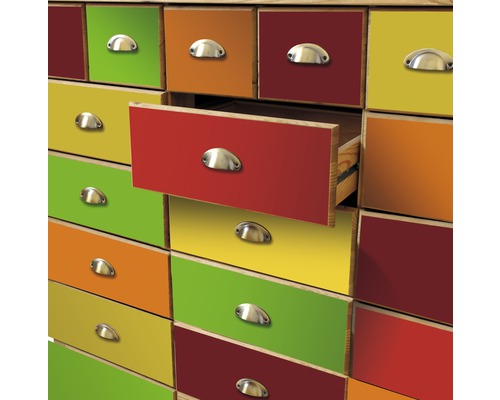 Komoda s mnohými farebnými zásuvkami, jedna zásuvka je otvorená