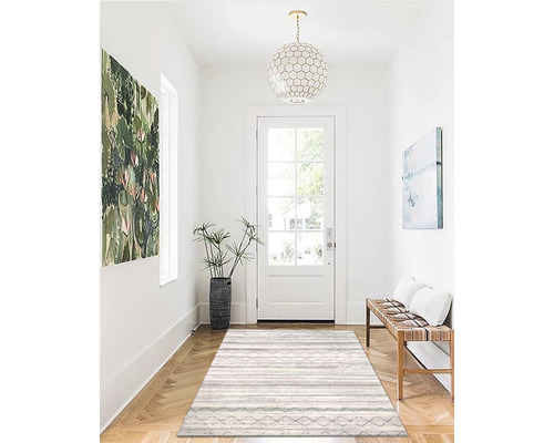 Vstupný priestor s kobercom, lavicou a dekoráciou