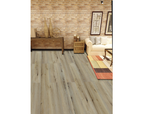 Obývacia izba s drevenou podlahou, pohovkou a dekoráciami na stole.