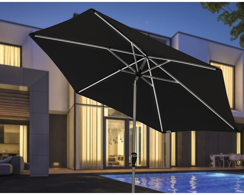 Obdĺžnikový slnečník s osvetlením pred obytným domom