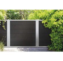 Drevený a hliníkový plot na ochranu súkromia v záhrade