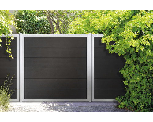 Drevený a hliníkový plot na ochranu súkromia v záhrade