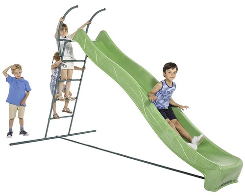 Hracia scéna so zelenou detskou šmýkačkou s oceľovým rámom a deťmi