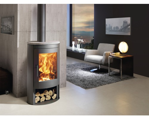 Obývacia izba s kachľami, kreslom a príručným stolíkom