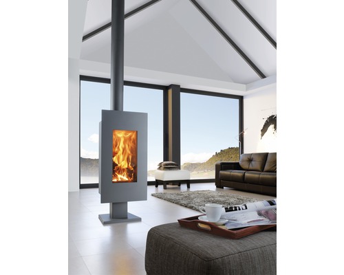 Moderná obývacia izba s kachľami, pohovkou a veľkým oknom pre svetlé a usporiadané prostredie.